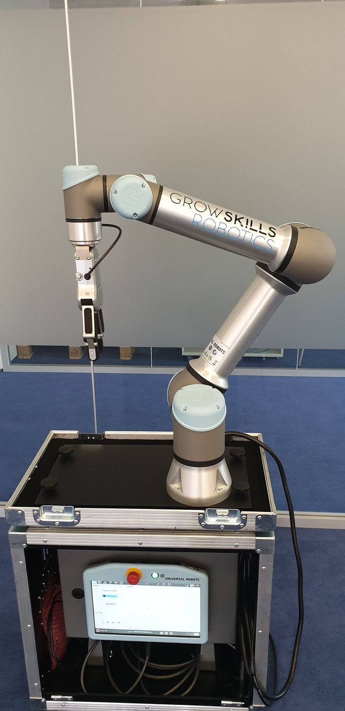 Collaborative factory robot arm