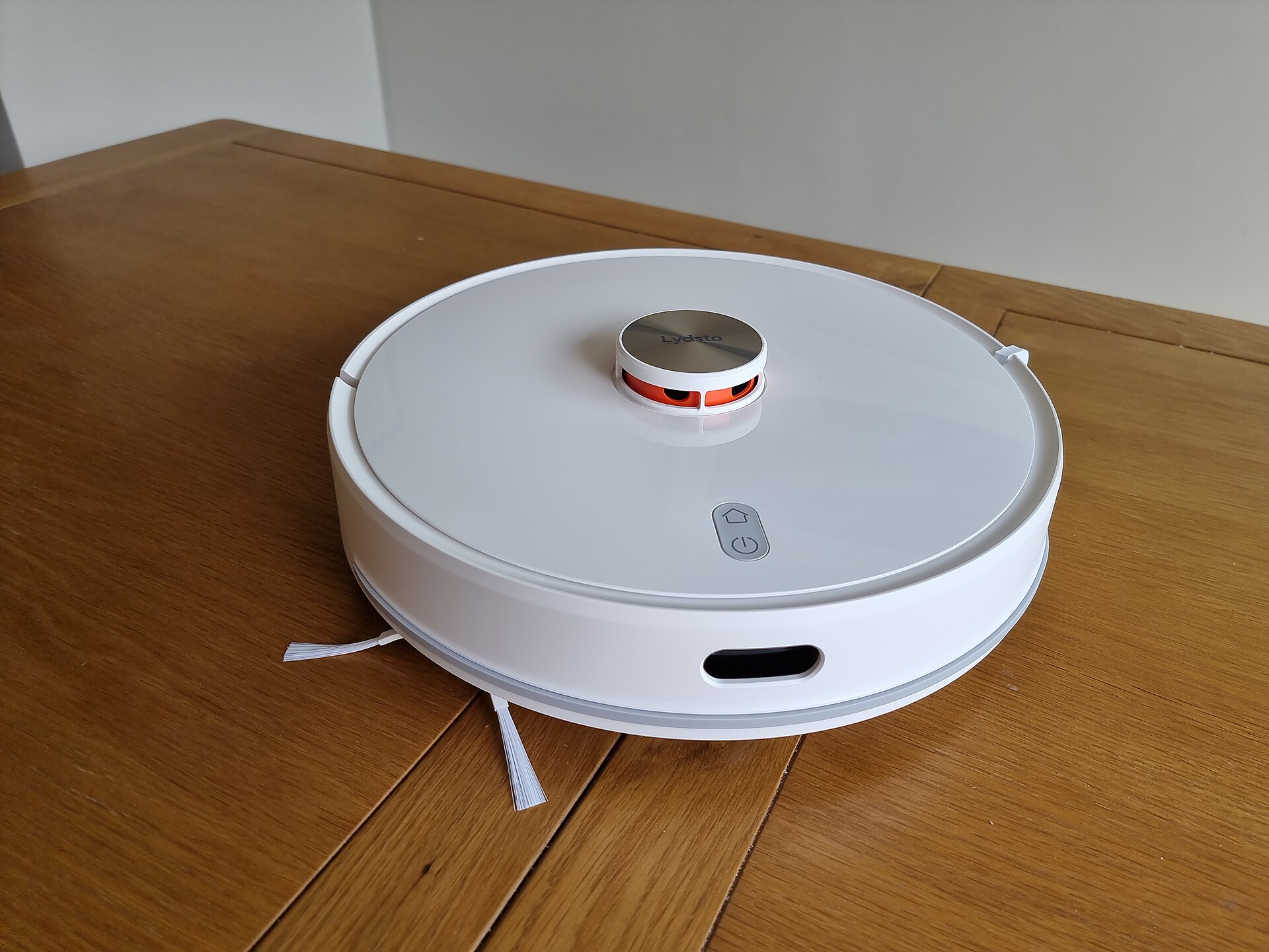 Robot vacuum with lidar navigation tower